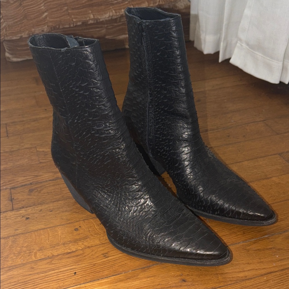 Matisse Caty boots in black snake size 9